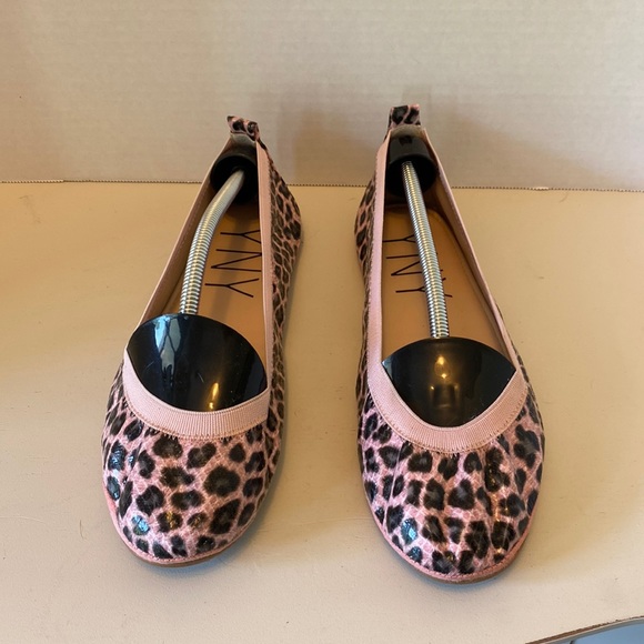 Size 8 Yosi NY foldable round toe flats